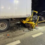 Na DK 24 autolaweta uderzyła w zaparkowaną naczepę