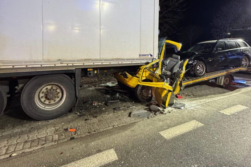 Na DK 24 autolaweta uderzyła w zaparkowaną na parkingu naczepę