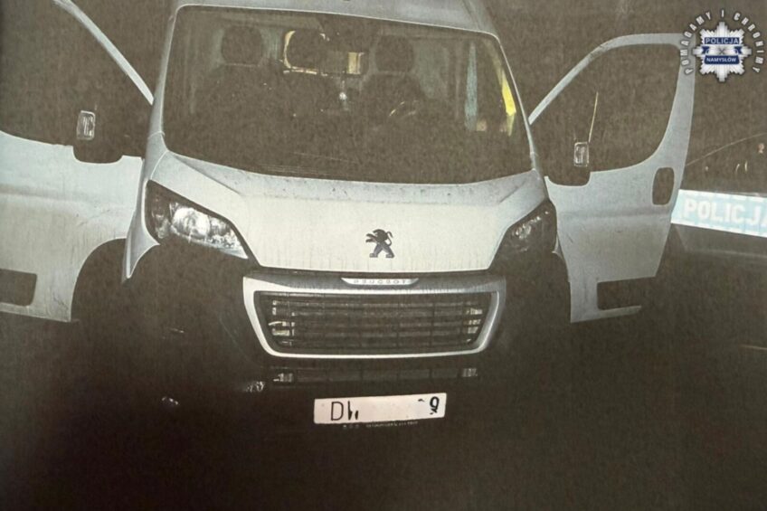 Niby chcieli ukraść korę w workach. Boxer na kradzionych tablicach