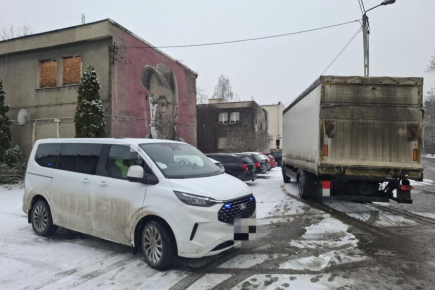 Nieoznakowany minibus ITD i zakazy tonażowe w mieście