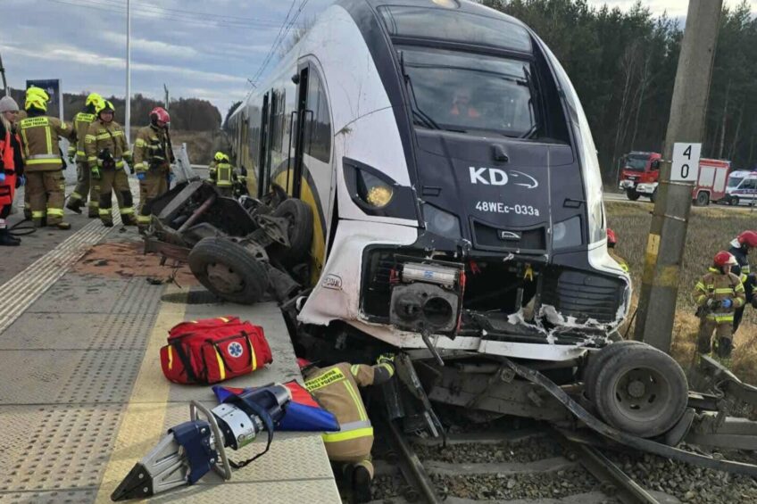 Pod Wrocławiem pociąg zmiażdżył Iveco Daily. Kierowca zmarł
