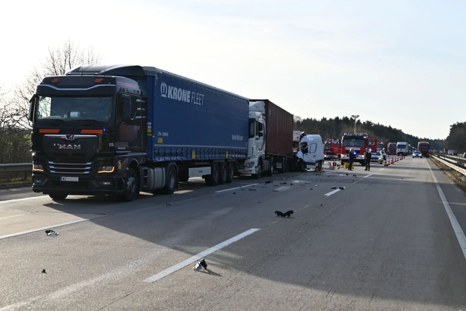 Sprinter wbity do niemal połowy długości w naczepę na A7