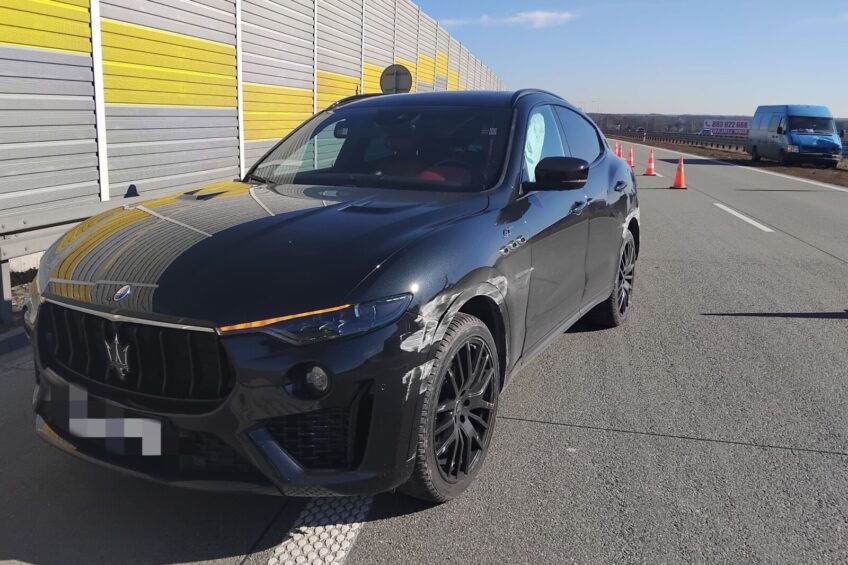 Szkoda auta :/ Pod Łaskiem VW LT uderzył w tył Maserati Levante