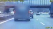 Vivaro „na zderzaku” Infiniti. Kierowca furgonu dostał 4 mandaty