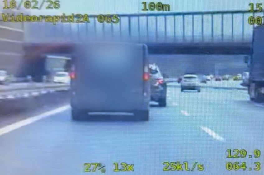 Vivaro „na zderzaku” Infiniti. Kierowca furgonu dostał 4 mandaty