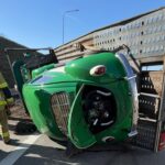 Autolaweta na boku na A2. Odrestaurowany Garbus uszkodzony