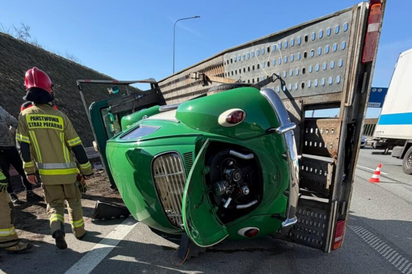 Autolaweta na boku na A2. Odrestaurowany „Garbus” uszkodzony