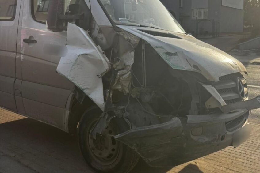 „Doka” wjechała w barierki – kierowca zatrzymany przez świadków