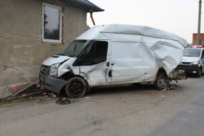 Koparkowy zahaczył „stopą” o Transita – furgon wbił się w dom