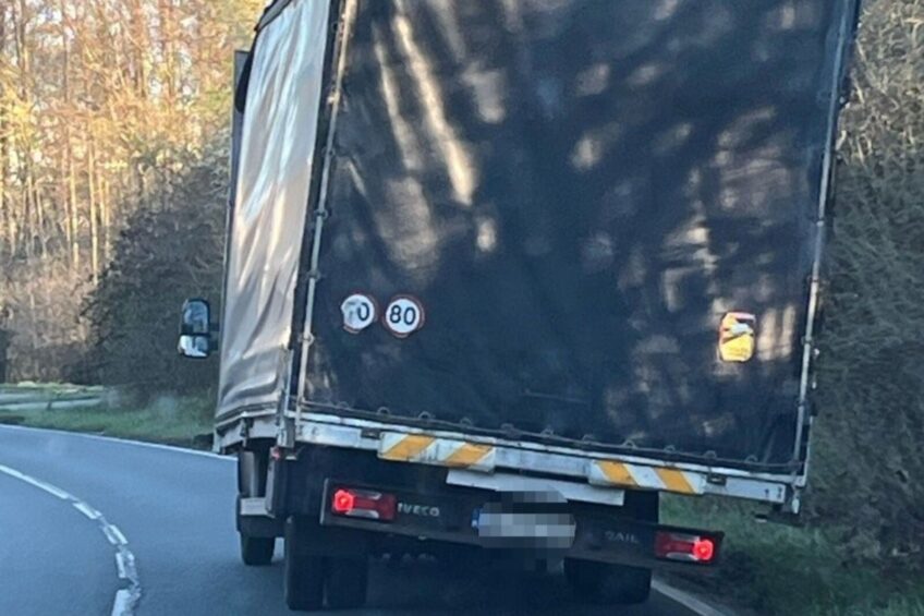 Krzywa akcja w wykonaniu busa z Polski. Rama w chińskie osiem