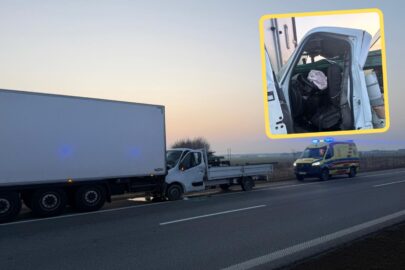 Ładunek przebił ścianę grodziową busa po najechaniu na naczepę