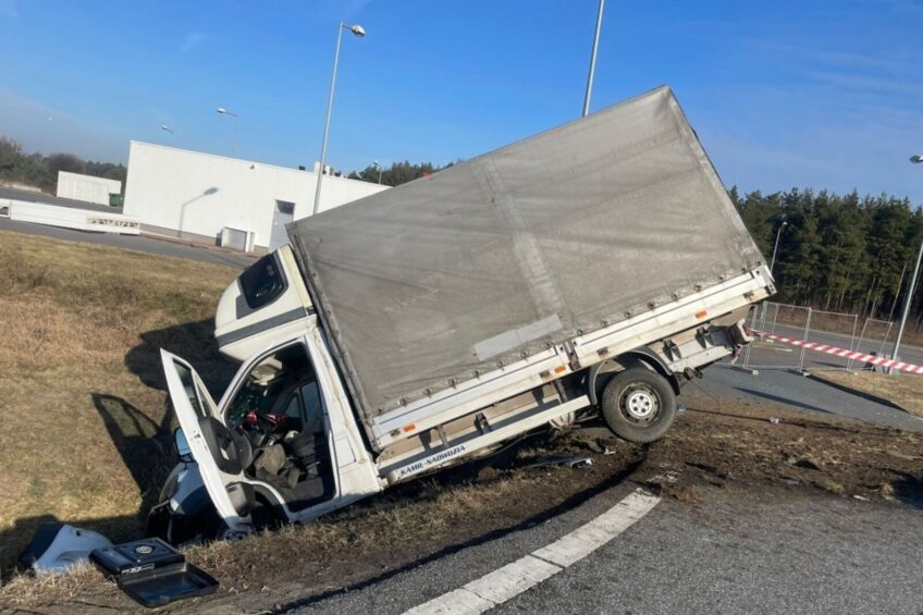 „Międzynarodówka” zjechała do rowu – powodem zmęczenie kierowcy