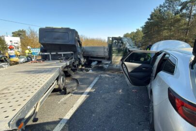 Minivan uderzył w autolawetę na DK 10 – w akcji LPR