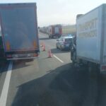 Na A1 bus uderzył w jadący zestaw - kierowca zakleszczony w kabinie