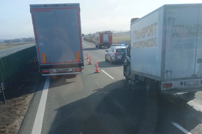 Na A1 bus uderzył w jadący zestaw – kierowca zakleszczony w kabinie