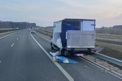 Na S61 w stojącego na pasie awaryjnym busa wjechał autobus