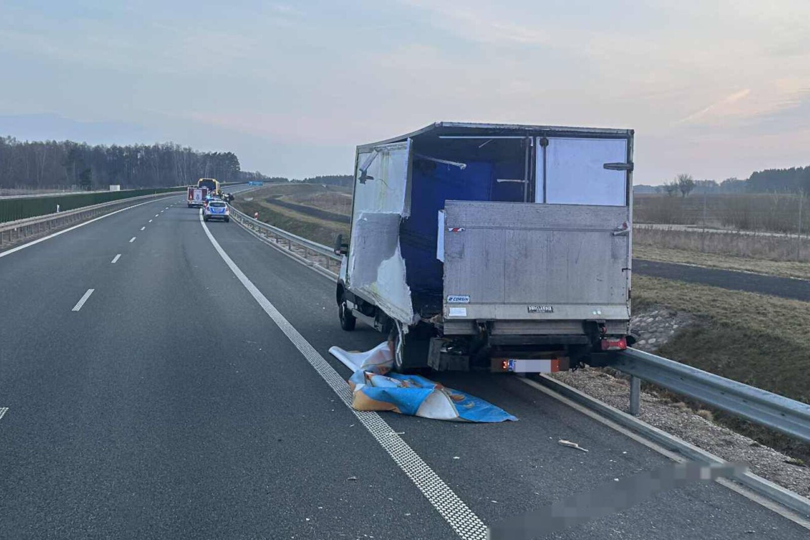 Na S61 w stojącego na pasie awaryjnym busa wjechał autobus