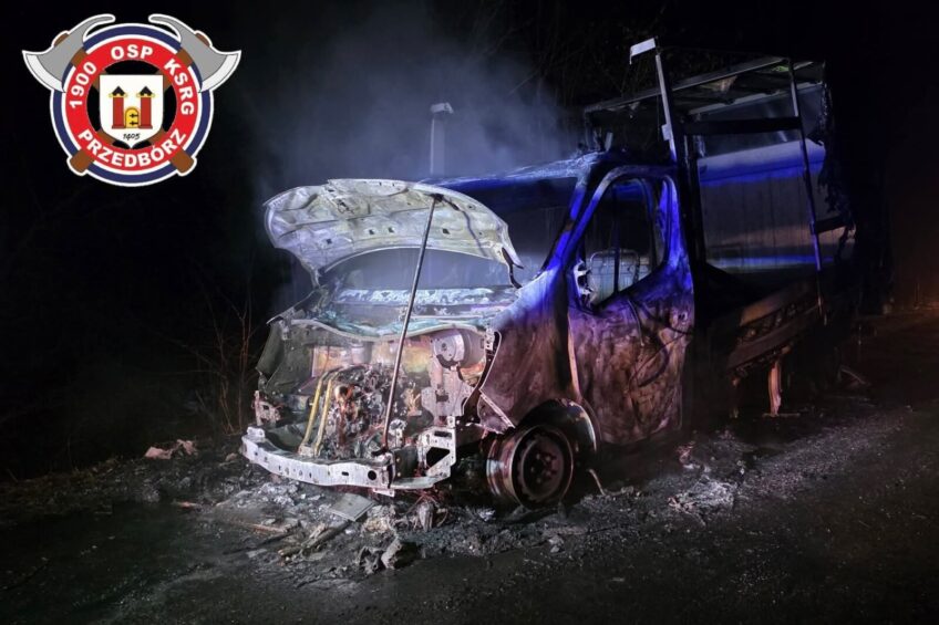 Pod Radomskiem bus uderzył w sarnę i zaczął się palić