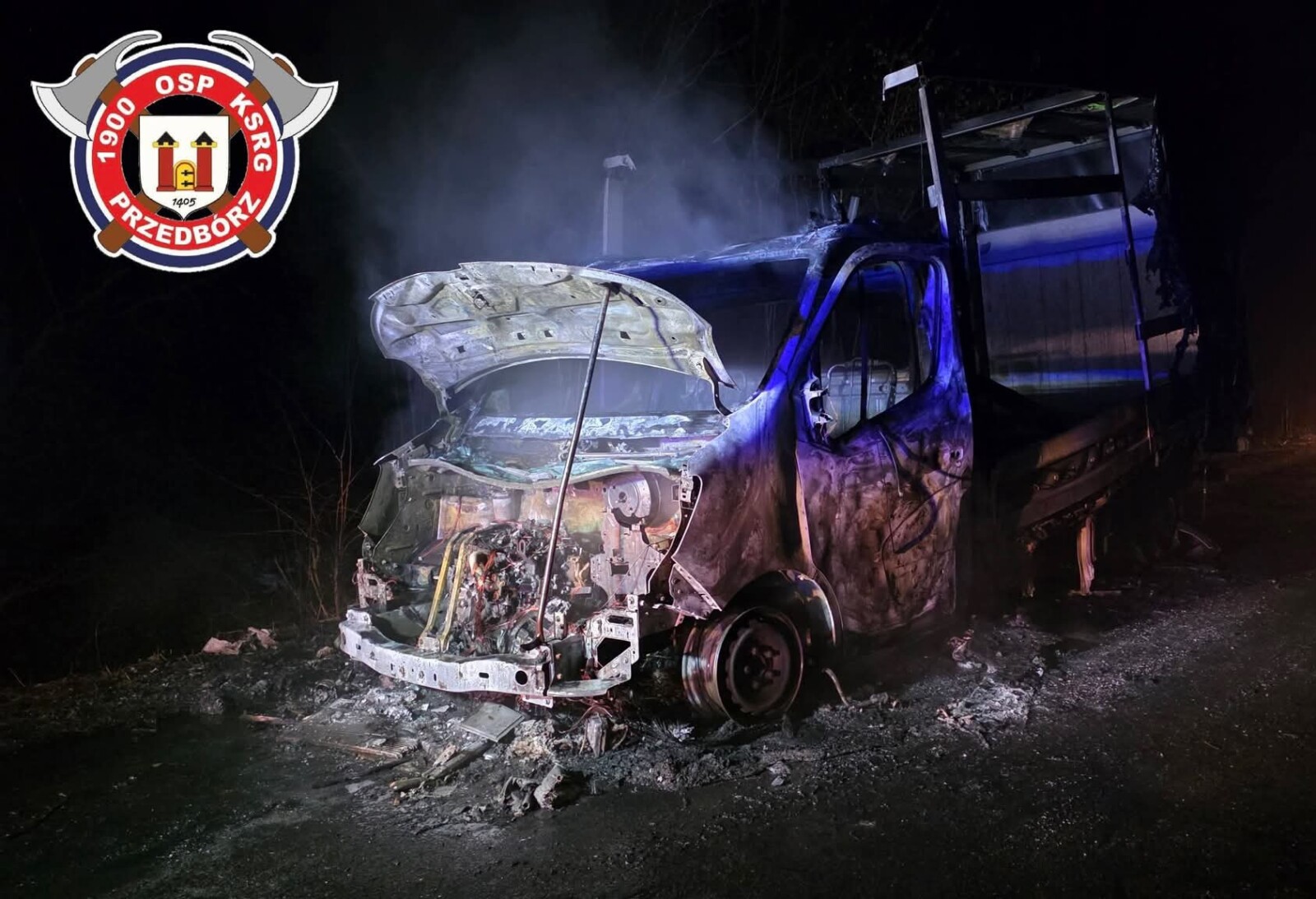 Pod Radomskiem bus uderzył w sarnę i zaczął się palić