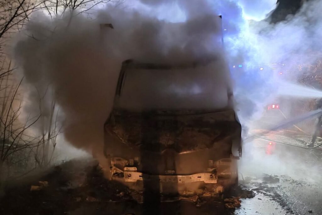 Pod Radomskiem bus uderzył w sarnę i zaczął się palić