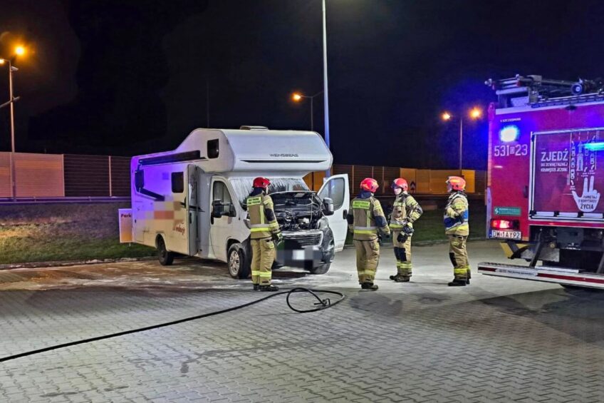 Podpalenie campervana na stacji paliw – zareagował świadek