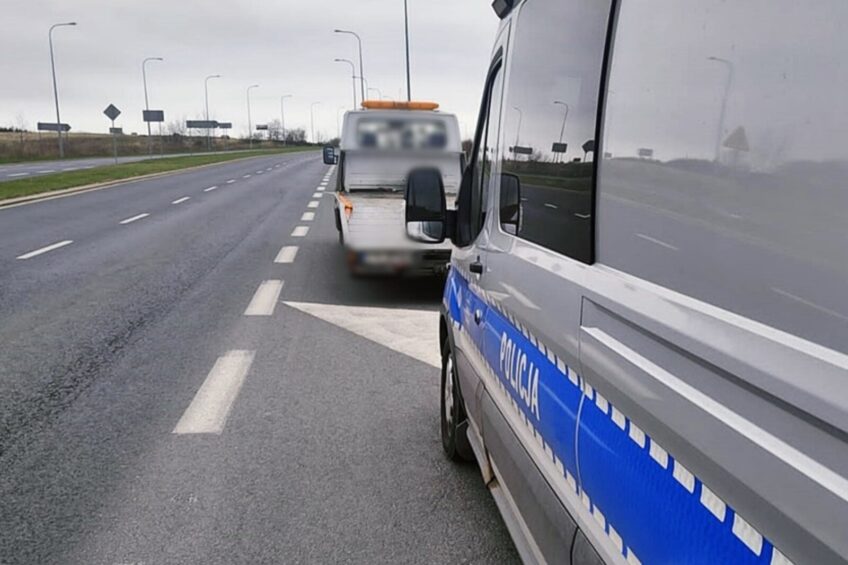 Policja zatrzymała autolawetę – jej kierowca stanie przed sądem