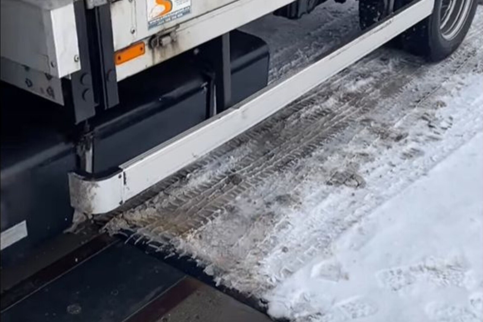 Przeciążony bus pod Umeå – 4000 koron i zatrzymane prawo jazdy