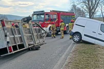 Silny wiatr przewrócił przyczepę a ciągnący ją van wjechał do rowu