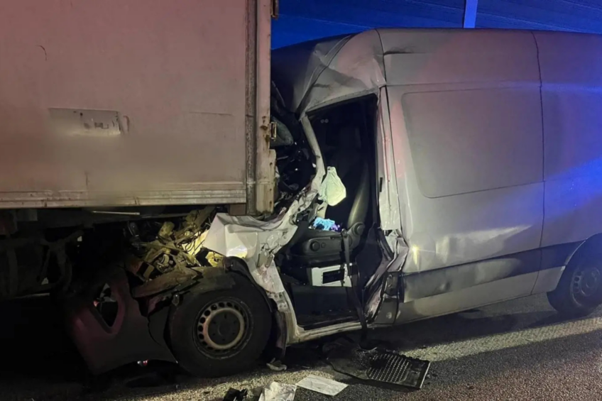 Tragedia na A1. Dostawczy Sprinter najechał na tył naczepy