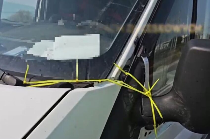 „Takie auto mam i takim jeżdżę” – ten Transit trzymał się na trytytkach