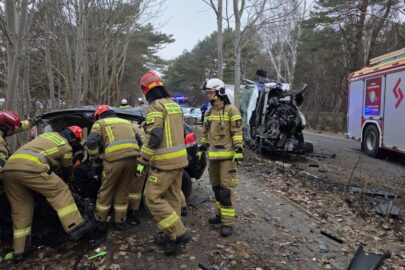 Tragedia w Chałupach – Sprinter zjechał z pasa uderzając w Golfa