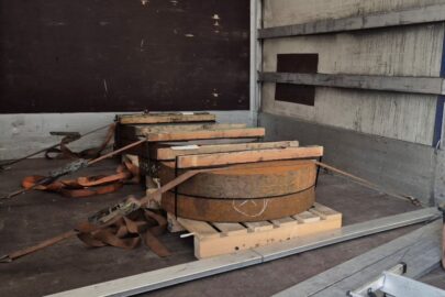 Zgłoszenie na numer alarmowy – w ładowni busa stalowe kręgi