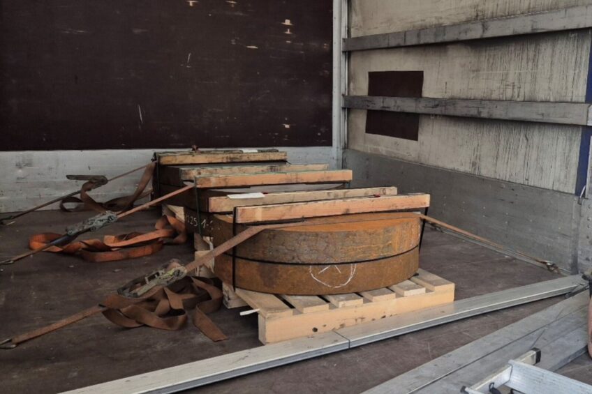 Zgłoszenie na numer alarmowy – w ładowni busa stalowe kręgi