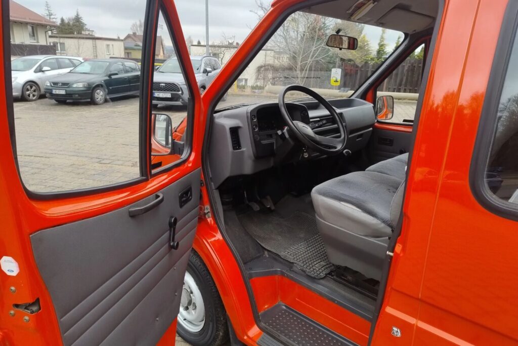 Ford Transit z 1991 roku przebiegiem 89 000 km – cena atrakcyjna