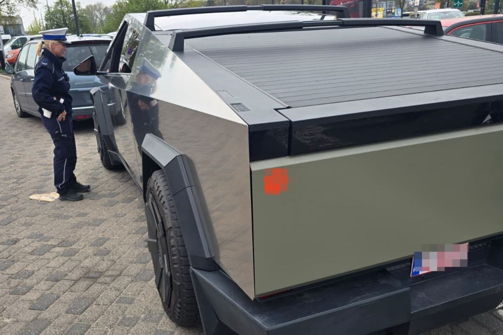 Kierowca Cybertrucka stracił prawo jazdy. A za recydywę 4000 zł