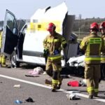 Kurierski Mercedes eSprinter najechał na zestaw na A4