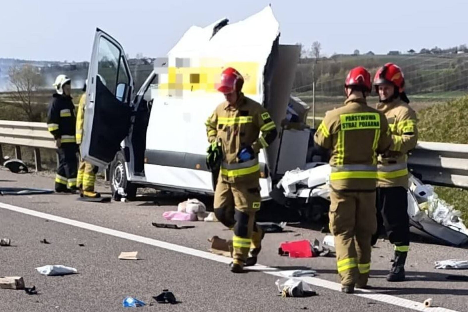 Kurierski Mercedes eSprinter najechał na zestaw na A4