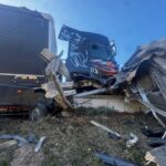 Na ekspresówce 40-tonowy zestaw wbił się w tył busa