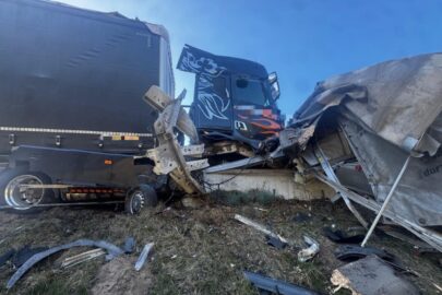 Na „ekspresówce” 40-tonowy zestaw wbił się w tył busa