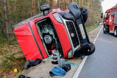 Na prostej drodze Accord zjechał wprost na Ducato. Sprawca uciekł