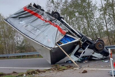 Nietypowy wypadek w Czechach – Daily stanęło niemal w pionie