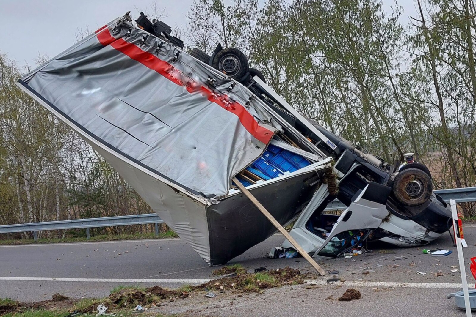 Nietypowy wypadek w Czechach – Daily stanęło niemal w pionie