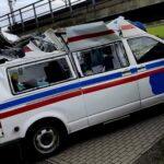 Podwyższona karetka kontra bramownica. Kierowca znał trasę