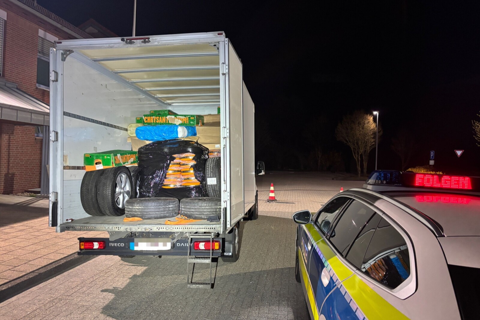 Przeładowany bus a w kontenerze ser i koła – za kierownicą Polak