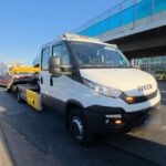 Zerwał się zaczep - laweciarz przygnieciony karetką do autobusu