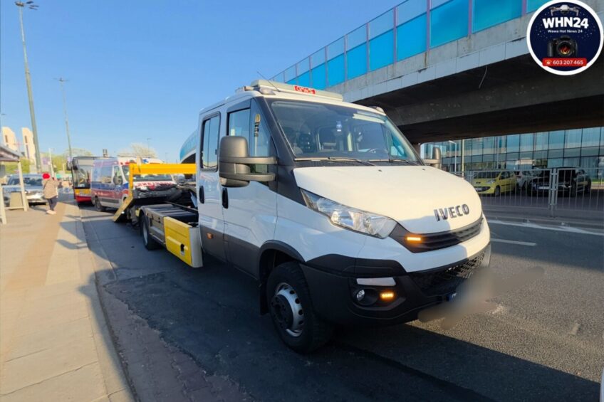 Zerwał się zaczep – laweciarz przygnieciony karetką do autobusu