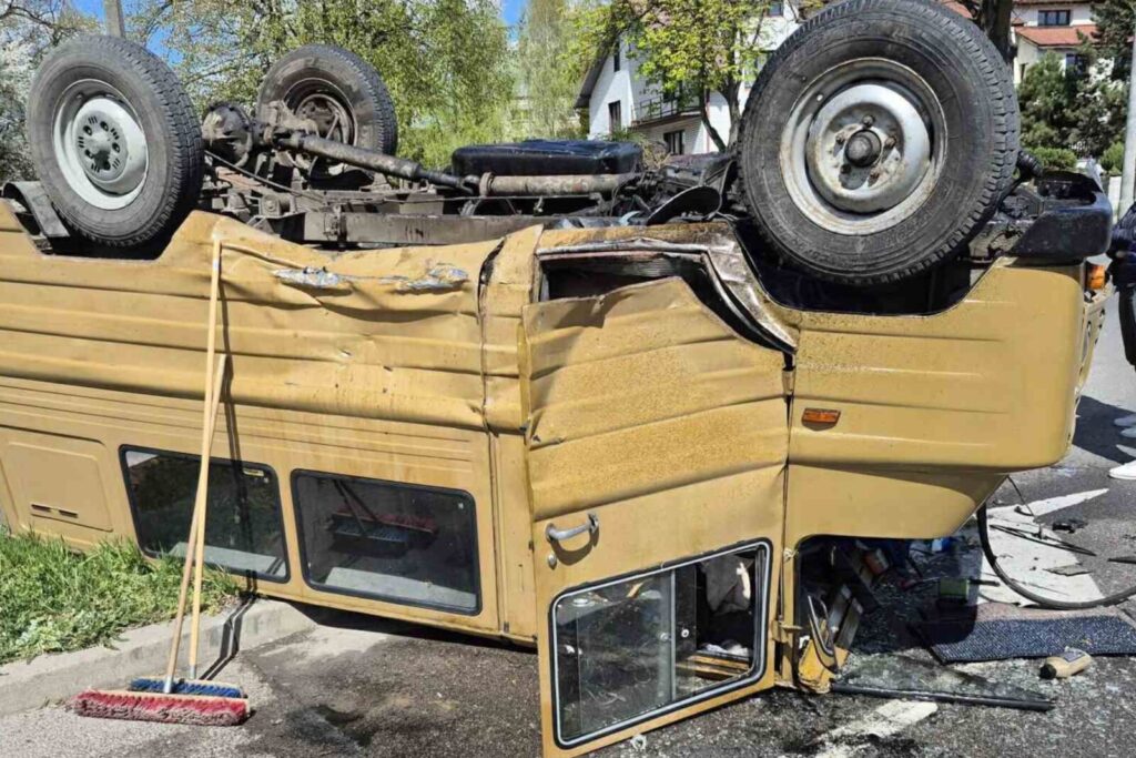 Żuk na dachu po kolizji z Mondeo – winnym kierowca „towosa”