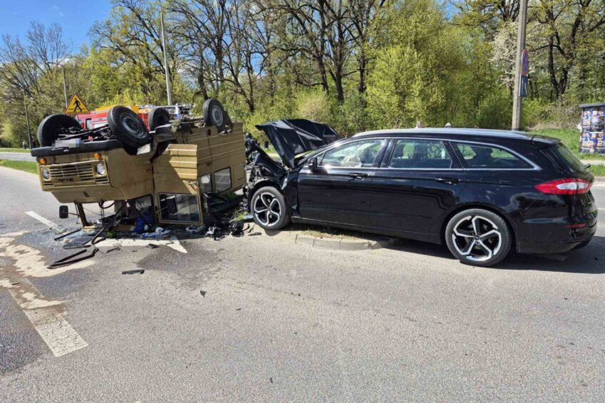 Żuk na dachu po kolizji z Mondeo – winnym kierowca „towosa”