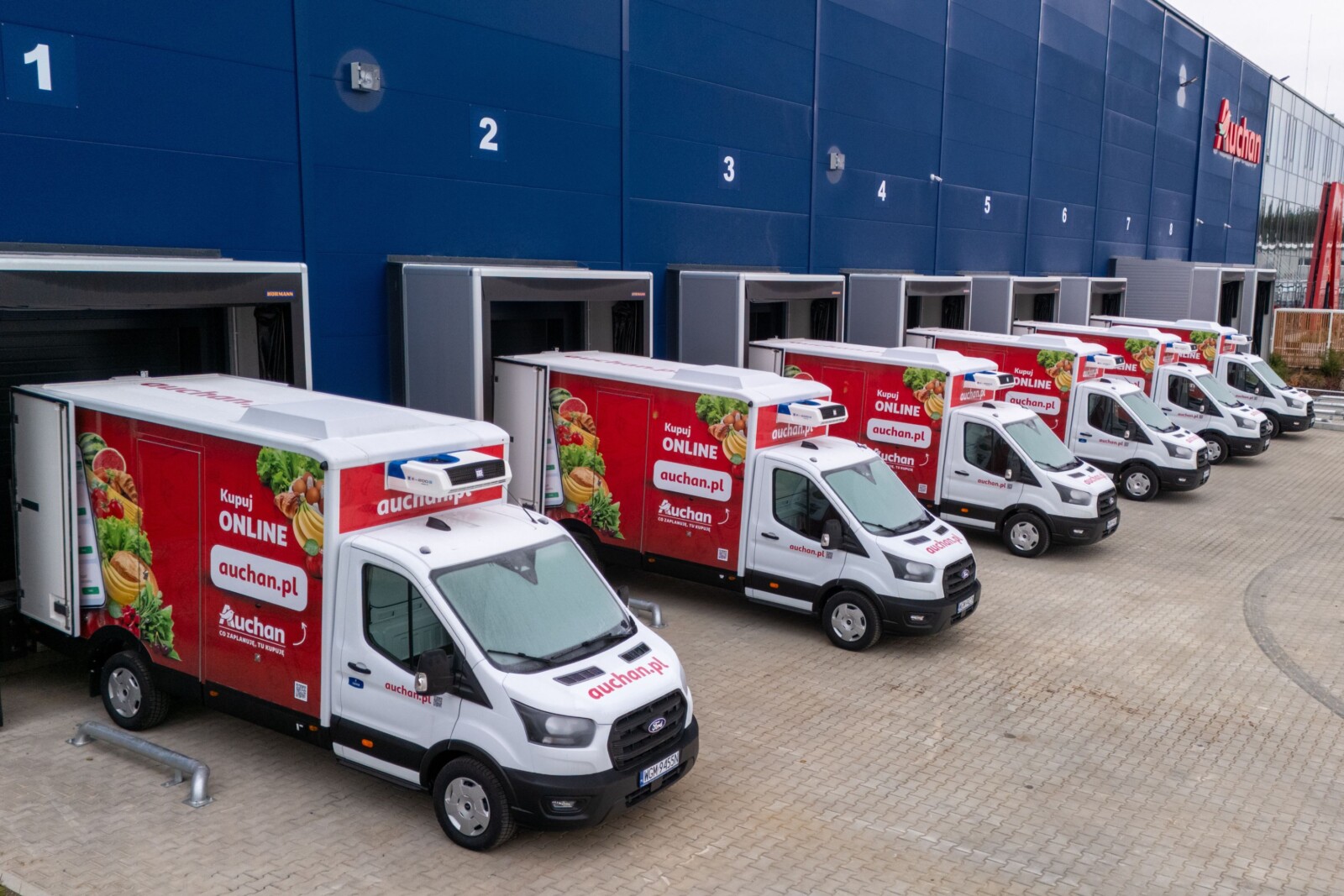 89 Fordów Transitów z 2-komorowymi izotermami dla Auchan Polska