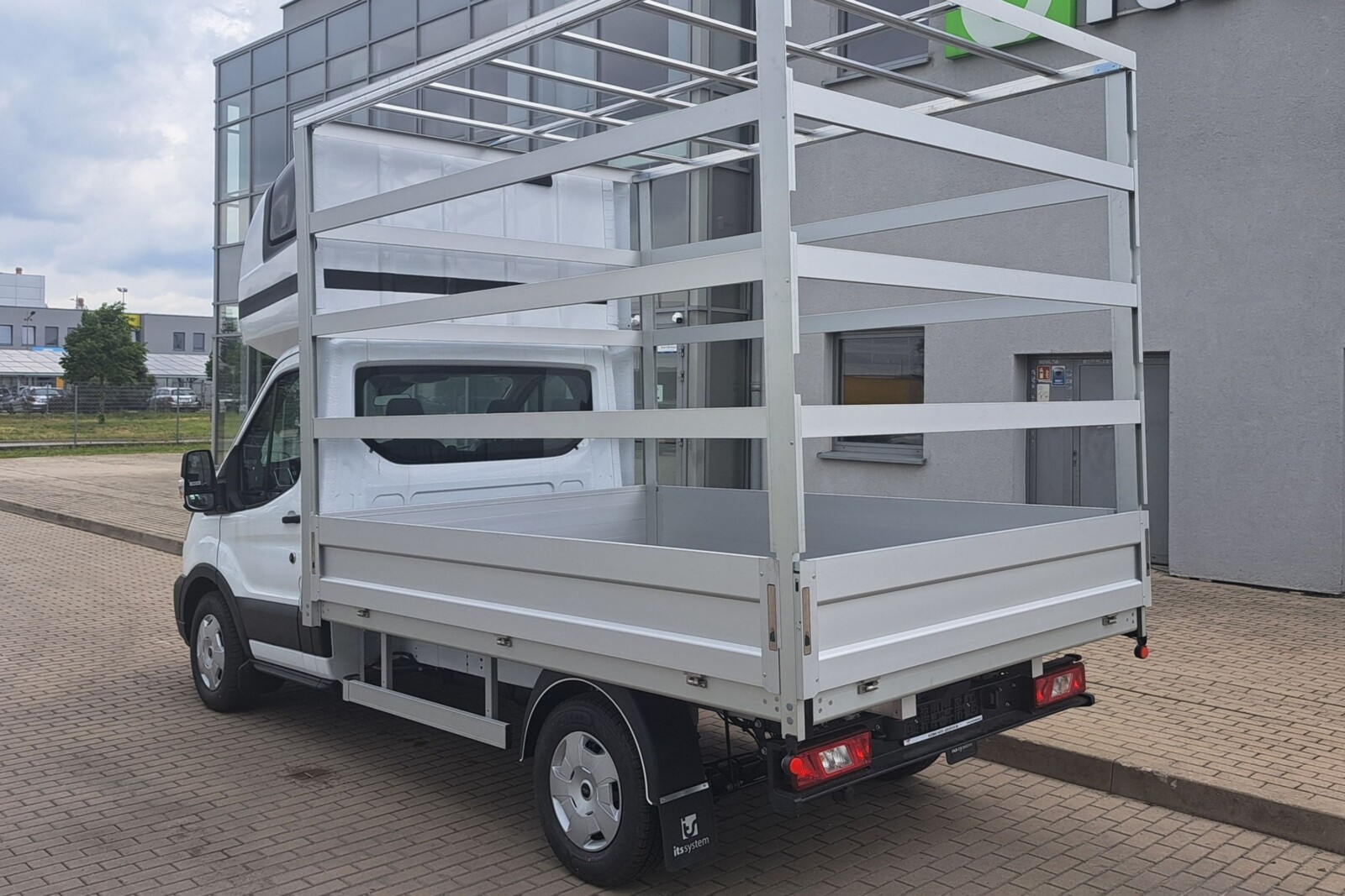 Ford Transit z „kurnikiem” i DMC 2490 kg – 6 EP i ładowność 350 kg